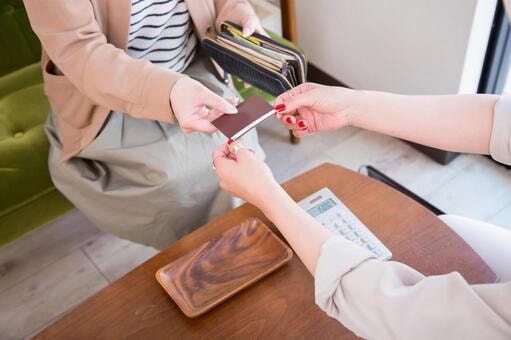 お客様がお会計をしている写真