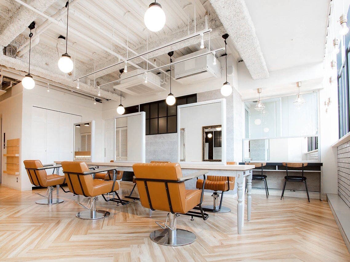 ROMA銀座の明るく清潔な店内写真｜働きやすい美容室の雰囲気が伝わる内装