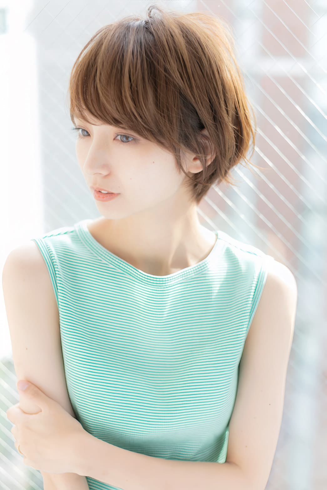 自由が丘の美容室LORENの求人向けスタイリストイメージ写真。自然光で撮影されたショートヘアの女性モデル。