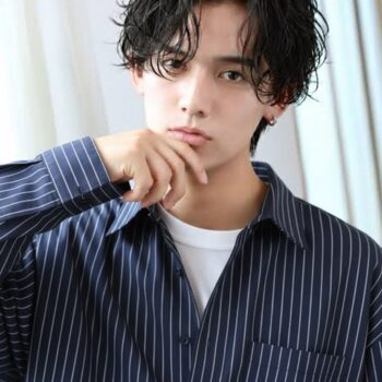 自由が丘のメンズパーマスタイル｜清潔感のあるセンターパートの黒髪パーマ