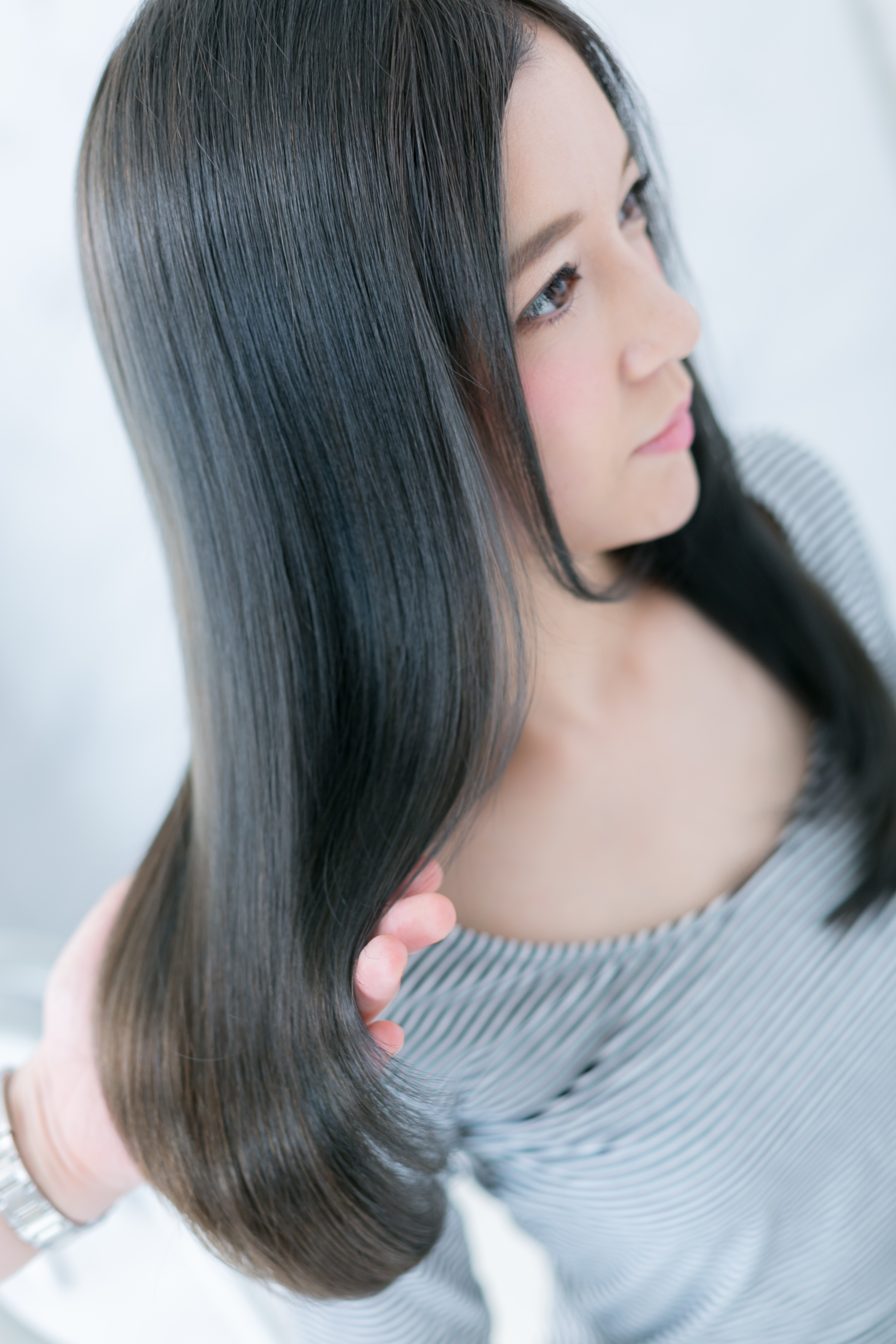 美容師おすすめの洗い流さないトリートメントをイメージできるツヤ髪スタイル