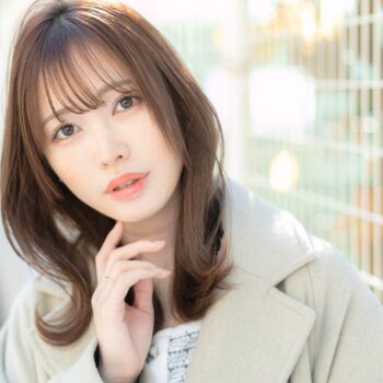 東京で縮毛矯正しながら毛先に自然なワンカールをつけたヘアスタイルイメージ