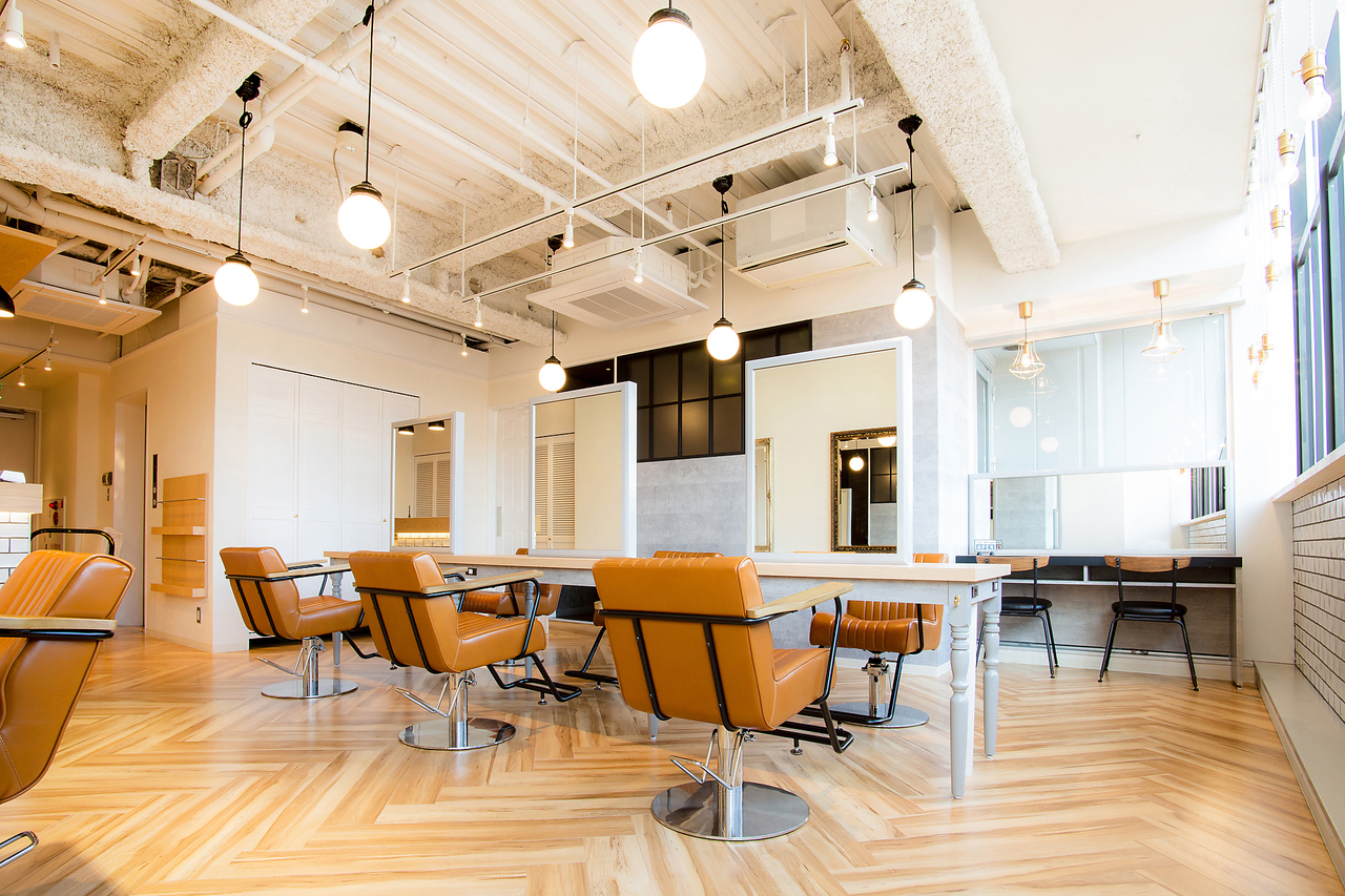 落ち着いて縮毛矯正相談がしやすいサロン空間イメージ