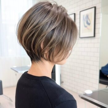 自由が丘で明るめ白髪染めをした大人女性の上品なヘアカラー