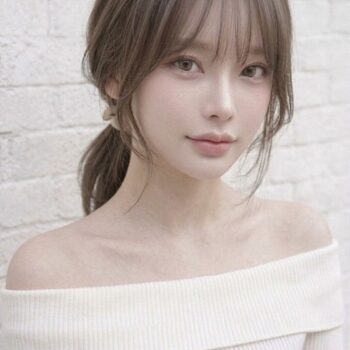 結んだ時も顔まわりが自然に残るレイヤースタイルの大人女性