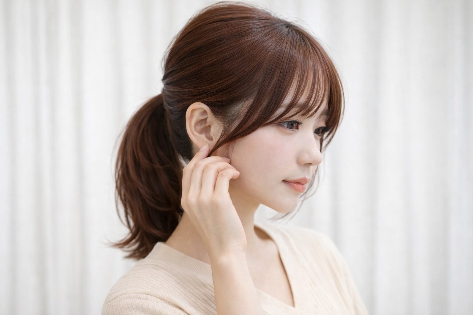 ひとつ結びにしても顔まわりが自然に残る結べるレイヤーボブの横顔イメージ