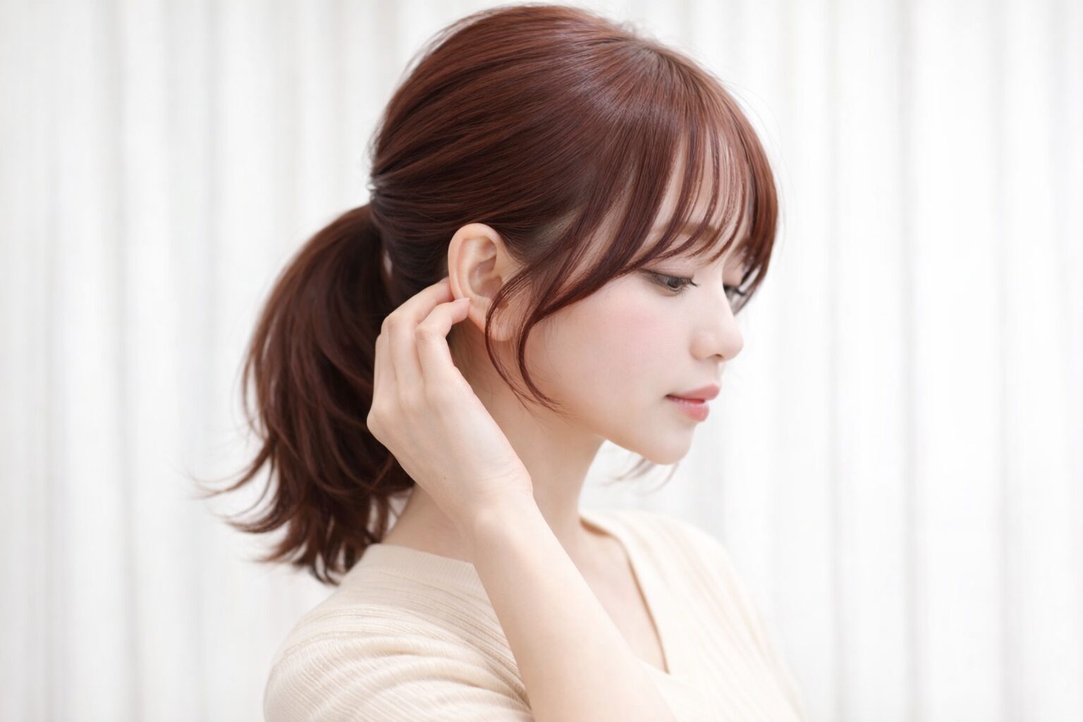 前髪とのつながりが自然で結んでも可愛いサイドバングの斜め前イメージ