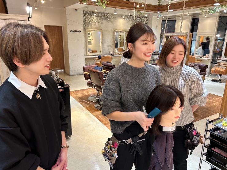 美容師技術を教えている写真