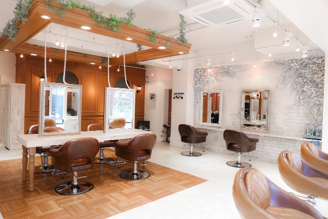 LOREN自由が丘の明るい店内写真｜教育・練習がしやすい美容室の環境